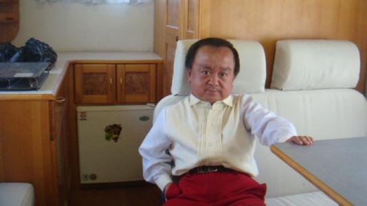 "小阴蚀王"张伸,无戏可拍后被小娇妻抛弃,现和儿子相依为命