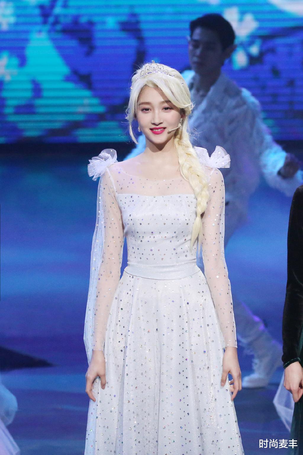 『关晓彤』关晓彤穿2米长薄荷绿礼服，宛如自带仙气，配同色系眼影更美了