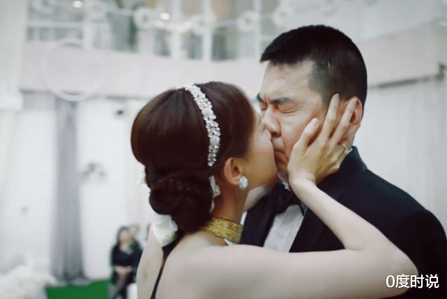 「李一桐」49岁陈建斌搭档29岁李一桐，穿上情侣装，网友：像亲子装