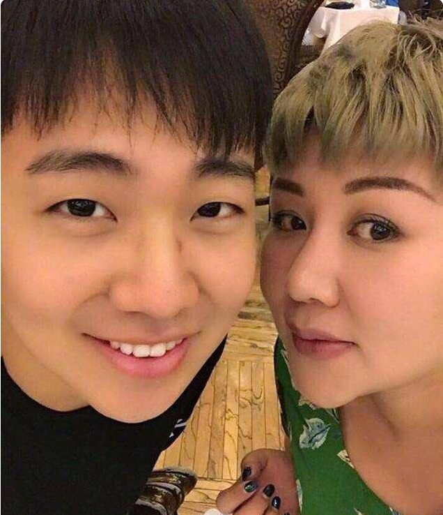 郭麒麟|郭麒麟人气高涨热度不减，一脸傲娇拍杂志，继母对他用心良苦