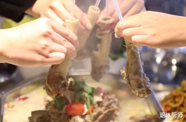 羊肉|摘得干干净净的“羊骨架”，为何还有人抢着要？大叔说：专吃它