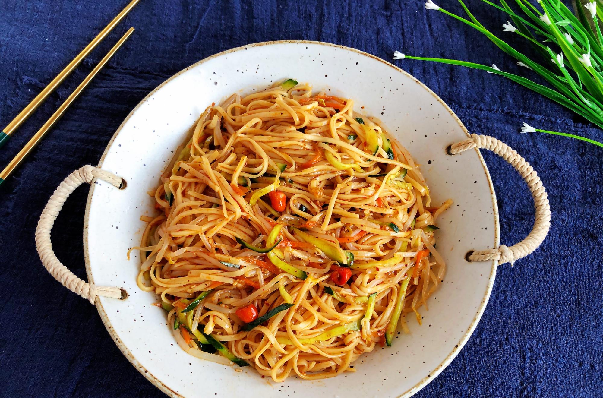 『面条』懒人拌面条！10分钟敲定，酸爽开胃，老公一次3盘不够吃