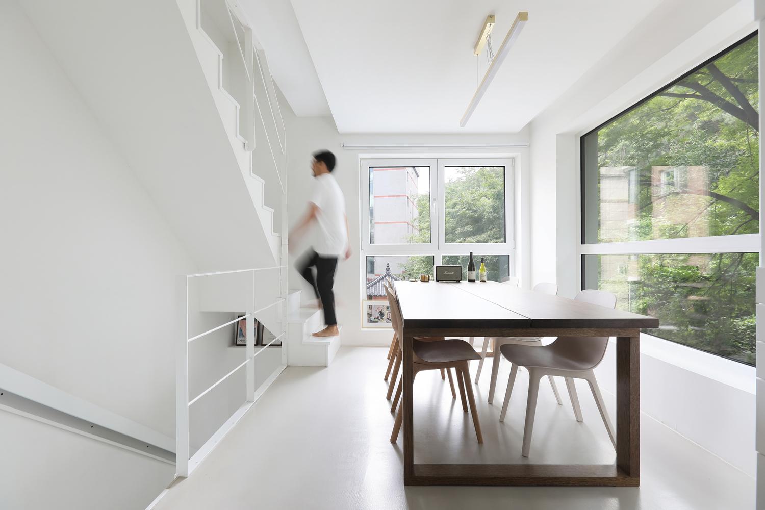 |夫妻建4层楼小房，占地只有20㎡，房子装修成全白