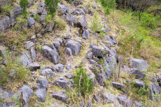 「大围山」行走秦岭熊家沟：这地方咋住呀？出门就是坡，饮水、购物咋解决？