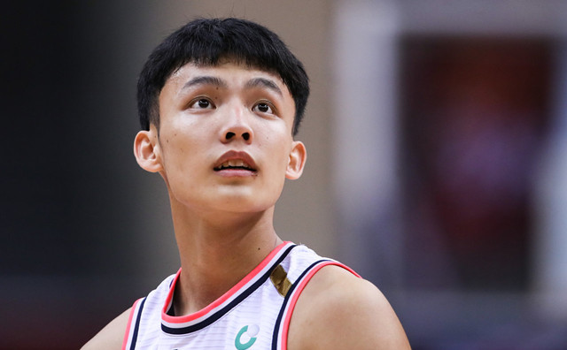 徐杰|全场抢断1条龙！徐杰灵性掌控不贪功！5秒后杜锋摸头称赞：干得漂亮