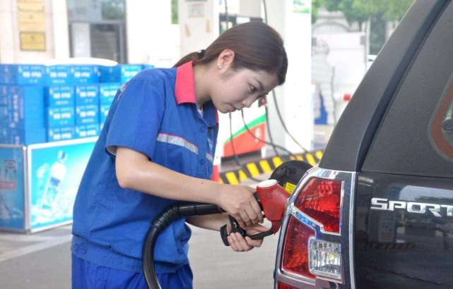 『燃油车』新能源汽车开一年，能比燃油车省下多少钱？车主算了一笔账