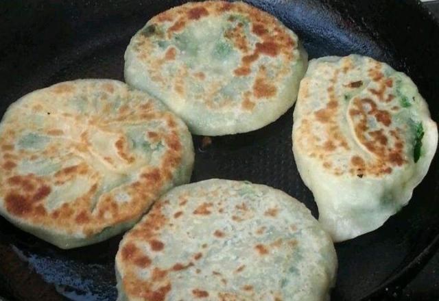 [韭菜盒子]眼下这菜正是鲜嫩，用来做早餐，鲜美营养好消化，孩子点名要吃