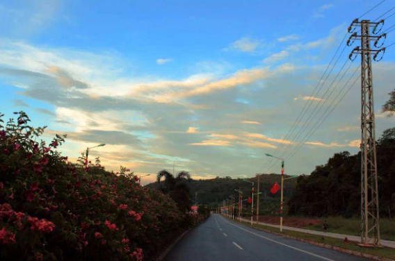 []?我国第一条国际高速，全长1800公里横跨三国，风景美不胜收