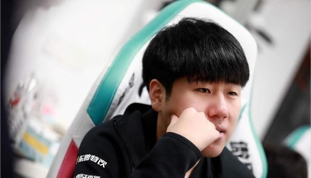 gala|RNG两代AD韩服偶遇，Uzi三分钟打崩Gala，一句话凸显成熟风范！