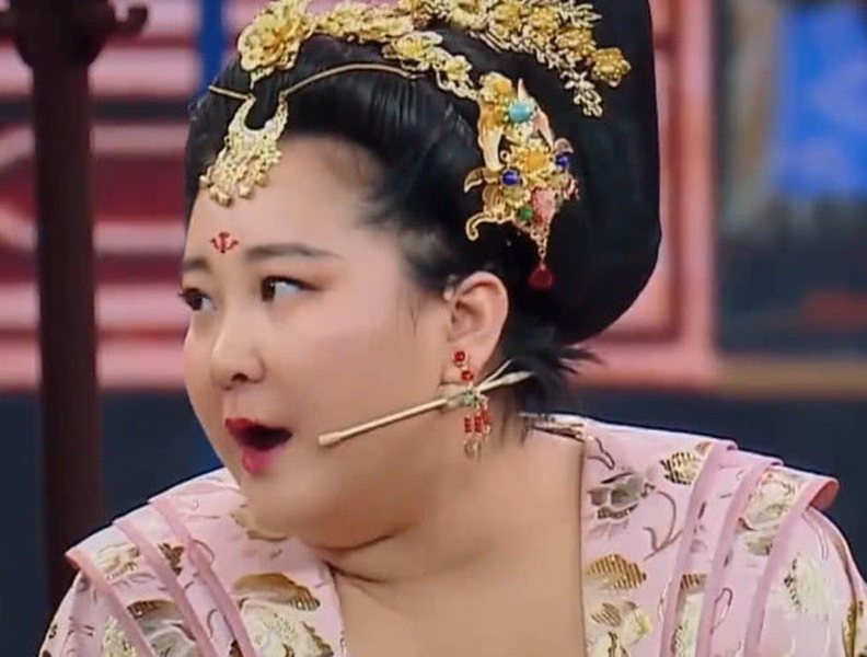 贾玲|她曾是杨幂的同班同学，却在为贾玲打工，不红只因长得太漂亮？