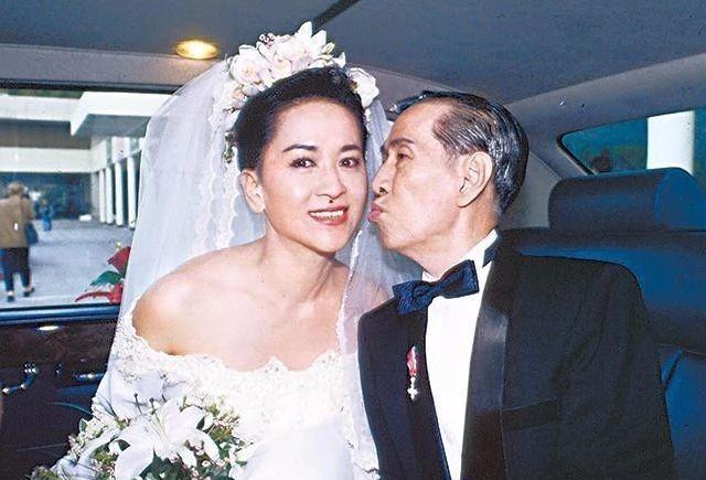 53岁港星邓兆尊新欢身材火爆,家里已有2女友,自曝不结婚不生子