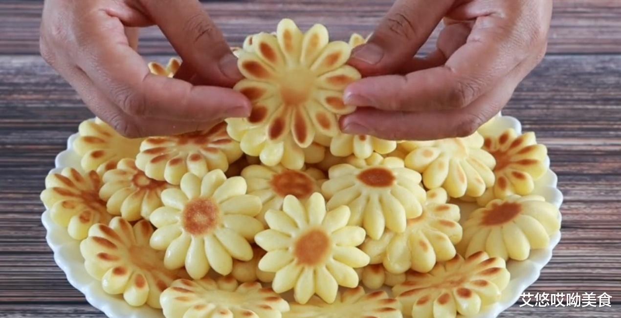 鸡蛋▲两个鸡蛋一碗面，平底锅就能做，松软香甜，超好吃小零食