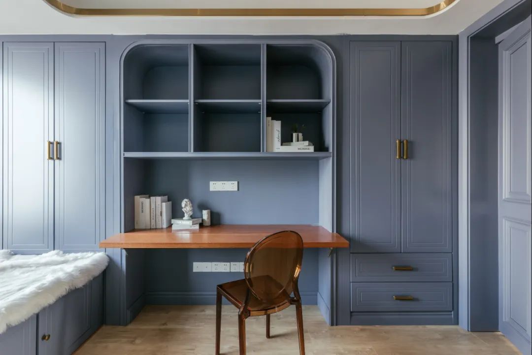 []132㎡美式轻奢，墙面蓝色造型，吊顶金属线框，营造出安静华丽