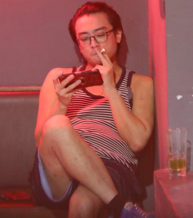 38岁前男团偶像toro罕露面,不修边幅肚滚圆,开200万豪车吃快餐