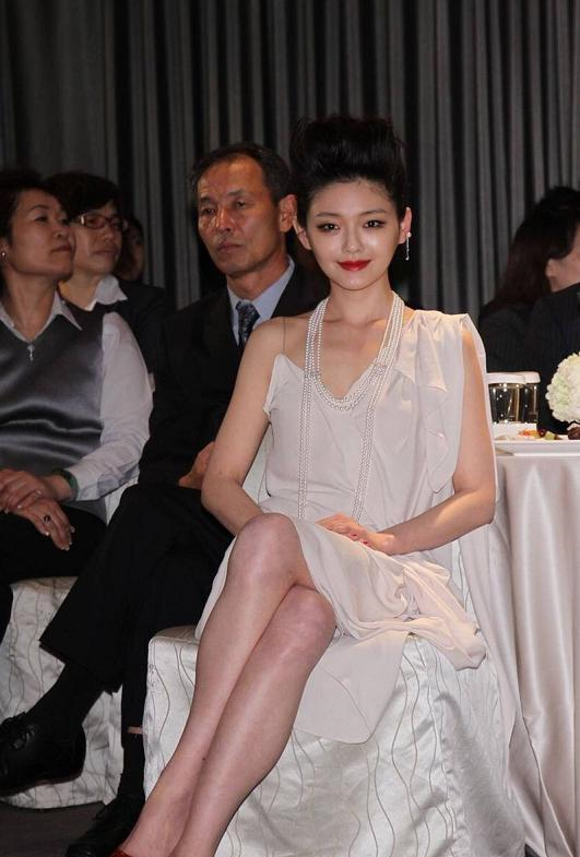 裙装■大S这是穿了个啥，白布裙“拧”个结凹造型，发型“增高”真抢眼