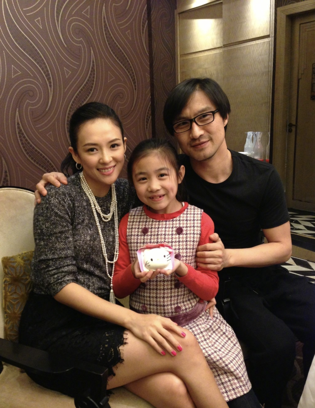 章子怡|章子怡为小苹果庆生，互相依偎似亲母女，15岁熙熙化浓妆显成熟