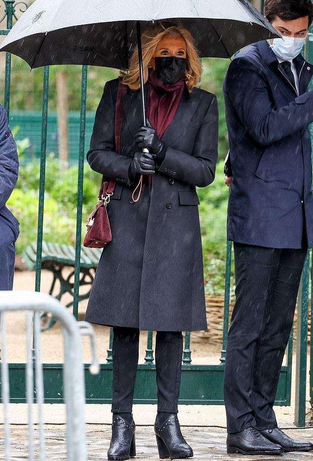 大衣|法国夫人终于换发型,扎个啾啾配大衣,站小25岁老公身边好般配