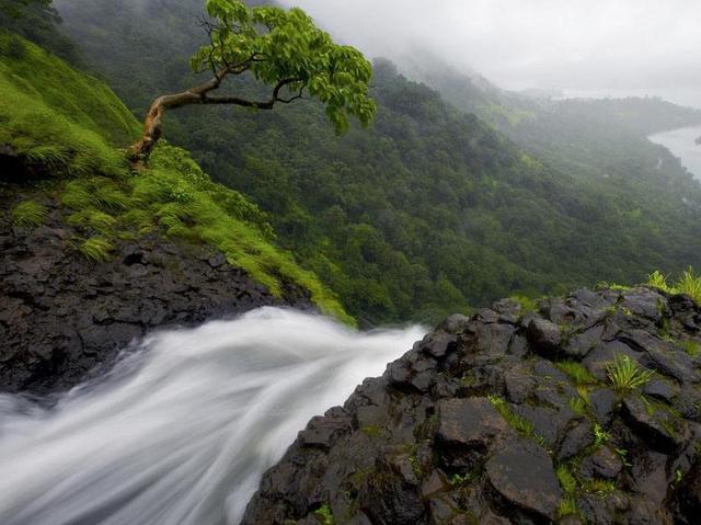 『』全球最“神秘”的瀑布，水流逆向往上走，当地人说出其中的奥秘