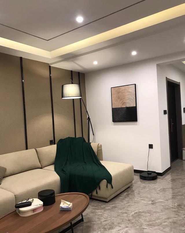 |新房装修完工，人造大理石的电视背景墙超奢华，朋友来了都被迷住