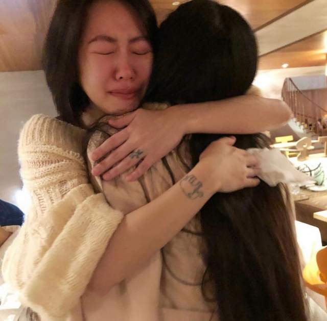 小S|小s13岁二女儿晒庆生照,Lily打扮清纯甜美,母女四人同框似姐妹