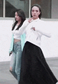 「李子柒」李子柒首次公开豪宅，我却看到背后最悲哀的一幕：中国式审美，太可怕了！