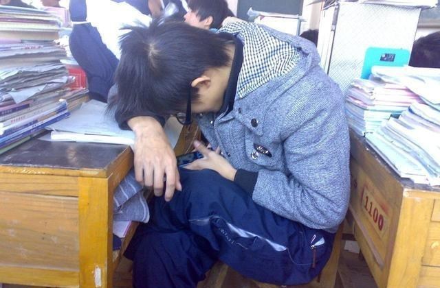 ▲初中生不应该有手机？班主任：不能只看坏处，没手机的孩子吃大亏