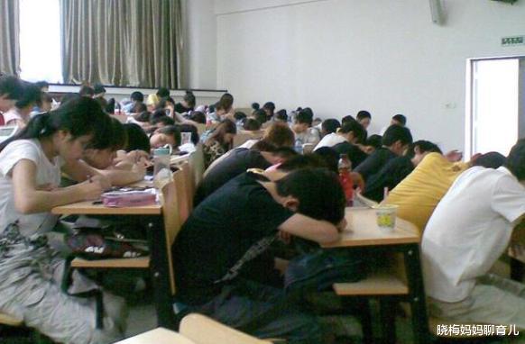 大学生|如何看待“人民日报痛批大学生”：挥霍青春，你不失业？天理难容