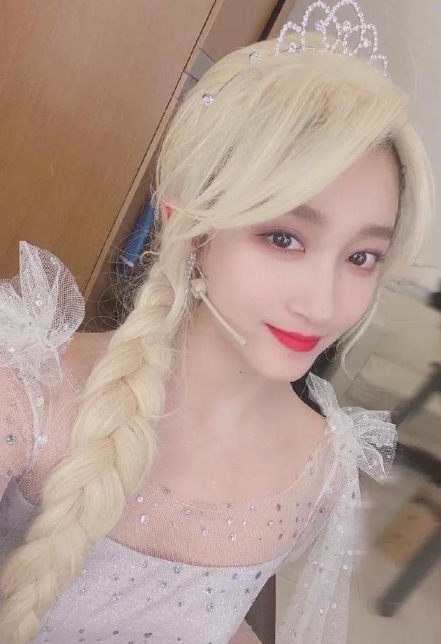 赵丽颖：当明星染上了金发：鞠婧祎惊艳了时光，看到赵丽颖：白雪公主