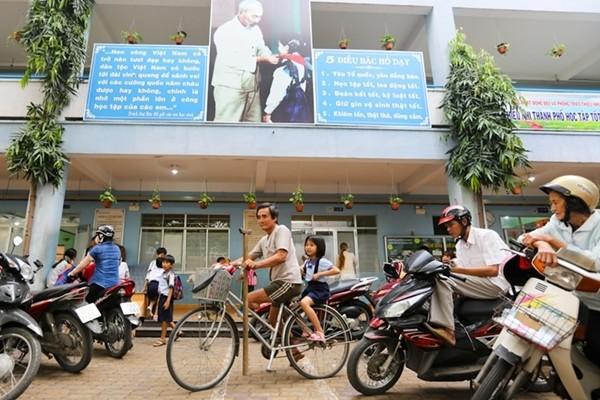 睹图|13岁女孩出生后就一直住在船上，7旬独腿父亲靠买彩票供她上学