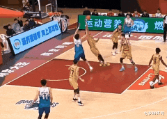 周琦|突发!周琦被压膝盖6人抬出场,现场连担架都没,阿的江脸色铁青