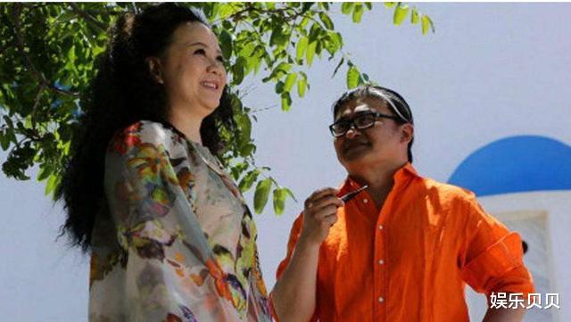 『马尾辫』刘欢妻子不服老！59岁卢璐扎马尾辫戴头巾很时髦，摘下头巾更惊艳