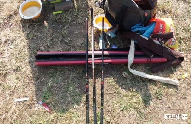 『标题党』男子钓鱼被“眼睛”绊倒，回头一看大喜：自己捡到宝了！
