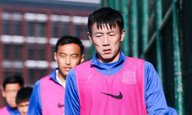 「上海申花」连续两场没机会，崔康熙爱将变弃将，申花三叉戟顶替中场外援双核