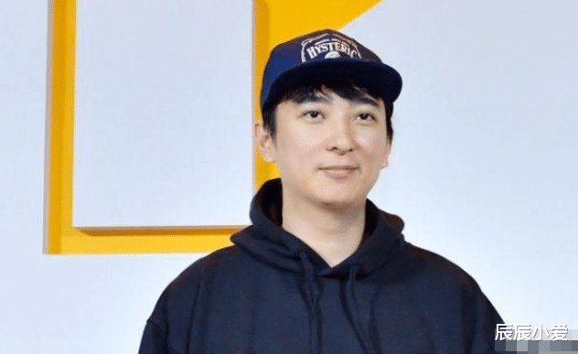 王思聪|王思聪与新欢现身酒吧，拿50多万红酒庆祝，新女友害羞捂脸