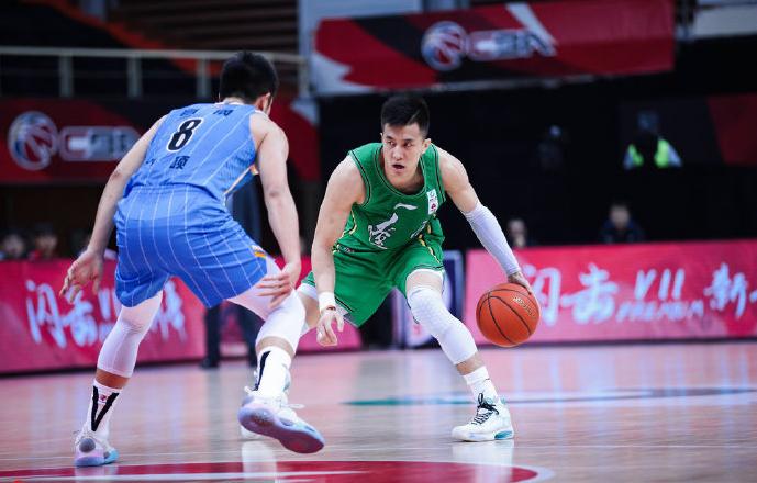 郭艾伦|赛后,郭艾伦加练3分球!1米92的他,追身封盖1米88刘晓宇