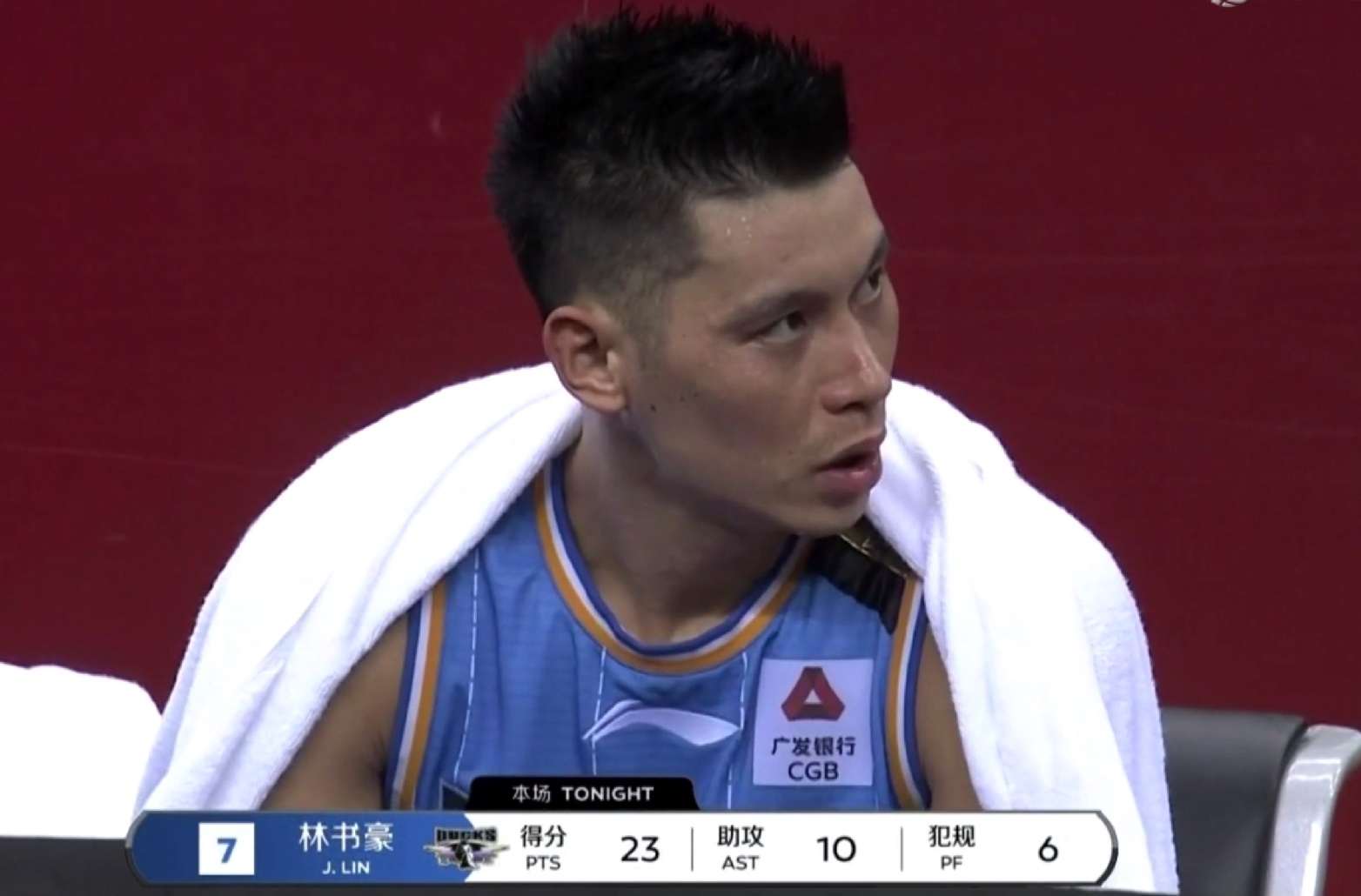 易建联|赢球后易建联紧握拳头，一路小跑过来庆祝，谁留意到林书豪？