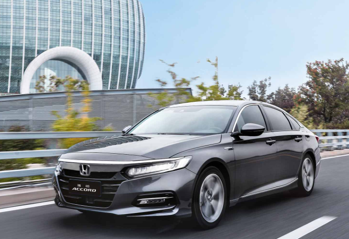 本田雅阁：买车预算足够，丰田凯美瑞和本田雅阁你选谁？答案让人意外