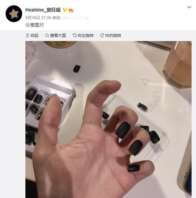 窦靖童|窦唯次女酷似父亲，金发吸睛打扮前卫，称不涂指甲油像没穿衣服