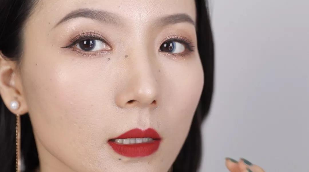 杨超越|杨超越凭“好皮肤”出圈,是真好还是粉底太厚?看这张对比后懂了