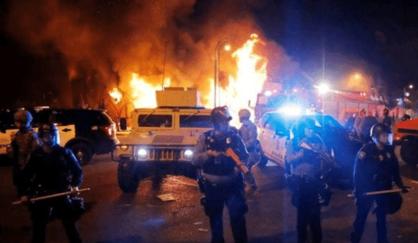 「美国」美国将变天！美军彻底“造反”，打响“内战”第一枪，民众：逮捕特朗普