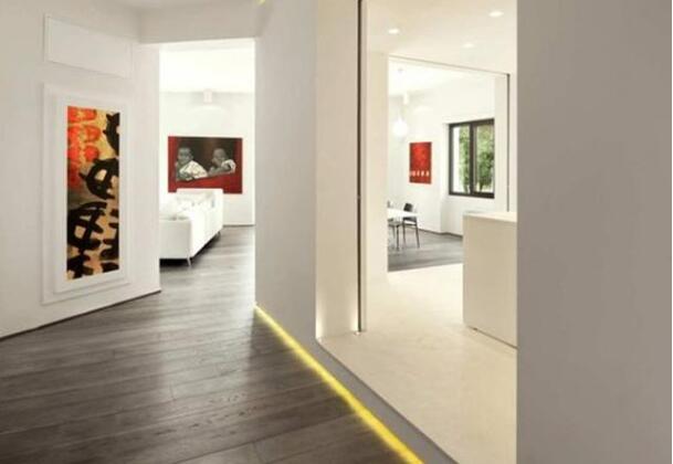 「」家里还装什么踢脚线,直接在墙根挖5公分凹槽,配上灯带效果一流