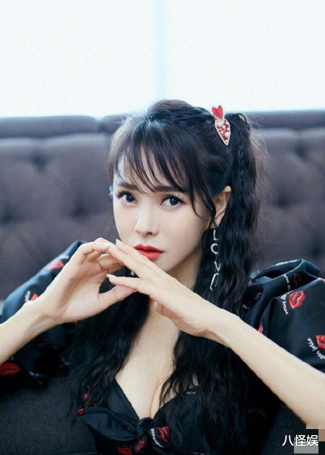 伊能静|姐姐伊能静最新美照，扎双马尾秀马甲线太少女，直呼C位出道！