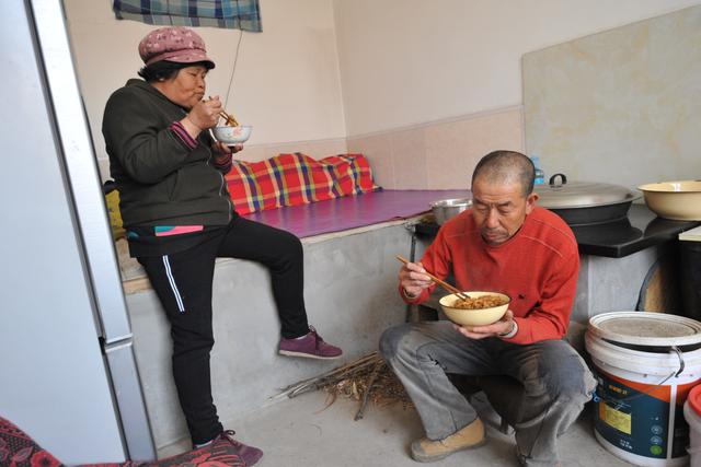 ：六旬大爷单身一辈子，搬新房后娶小五岁媳妇：结婚真好