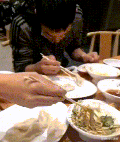 []“你是这样睡觉吗？据说会让整个人变歪”哈哈哈这样睡的举手