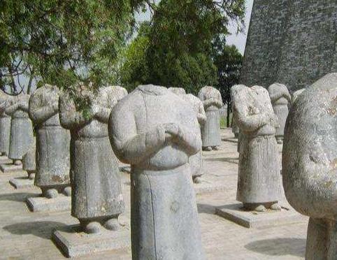 「武则天」武则天墓前61个无头石人，千百年来难以解释，结果被两位农民解开