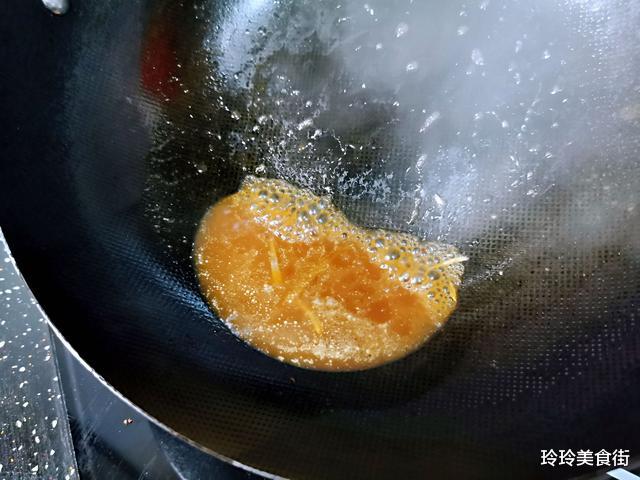 @做清蒸鱼时,切记不要用料酒腌制,教你正确做法,鱼肉鲜嫩无腥味