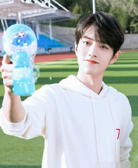 [肖战]肖战露面道歉，近八十万人参与投票，这数据比太让人没想到！