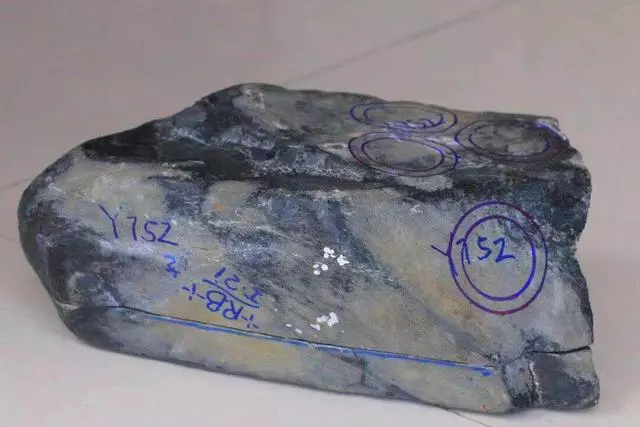 [翡翠]40公斤的大翡翠原石，切开之后手镯牌子一箩筐，这才是大赢家！