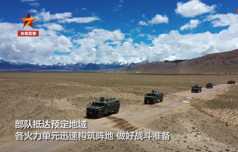 步兵战车|无人机拍到震撼一幕，大批战车抵达喜马拉雅，莫迪最担心的事发生