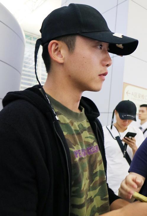 奔跑吧兄弟|跑男成员机场穿搭：郑恺朴实，鹿晗时尚宠儿，看到杨颖：不要放电